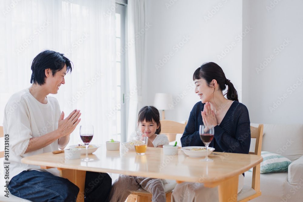 みんなで「いただきます」の挨拶をする家族