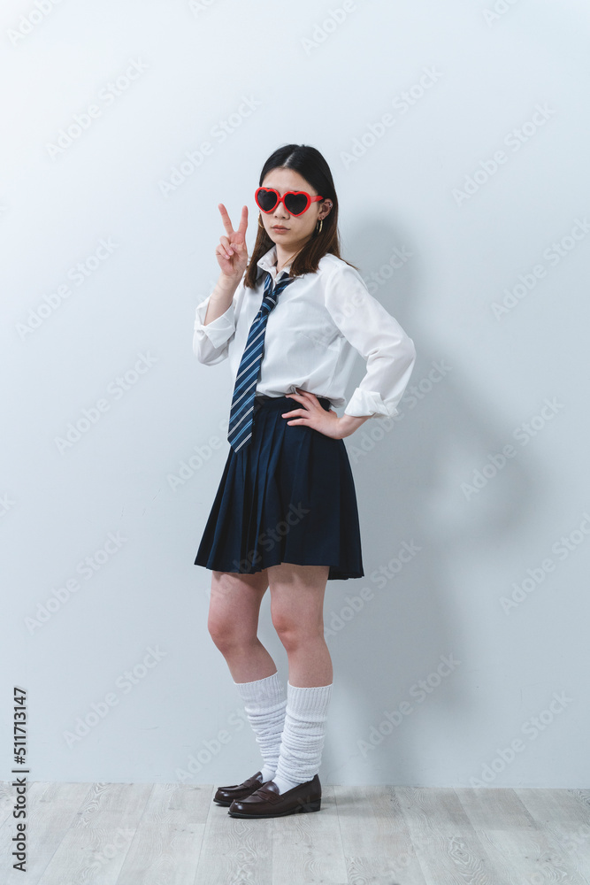 サングラスをかけた女子高生 サングラスをかけた女子高生