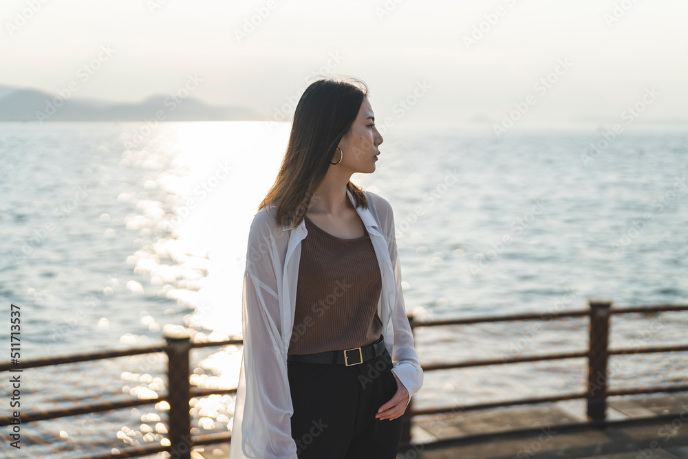 夕暮れの海にいる女性 夕暮れの海にいる女性