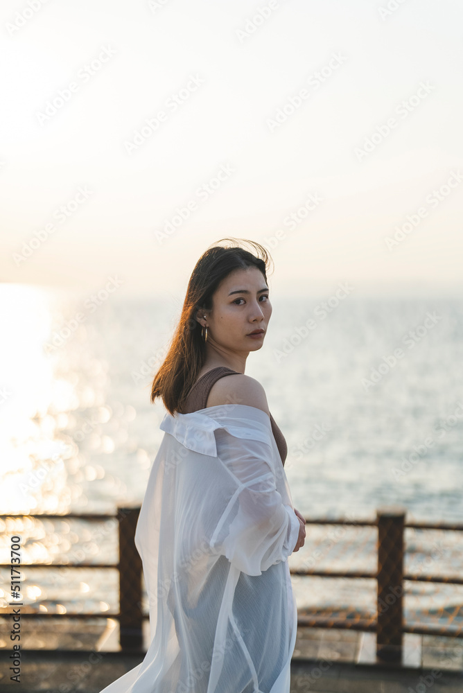 夕暮れの海にいる女性 夕暮れの海にいる女性