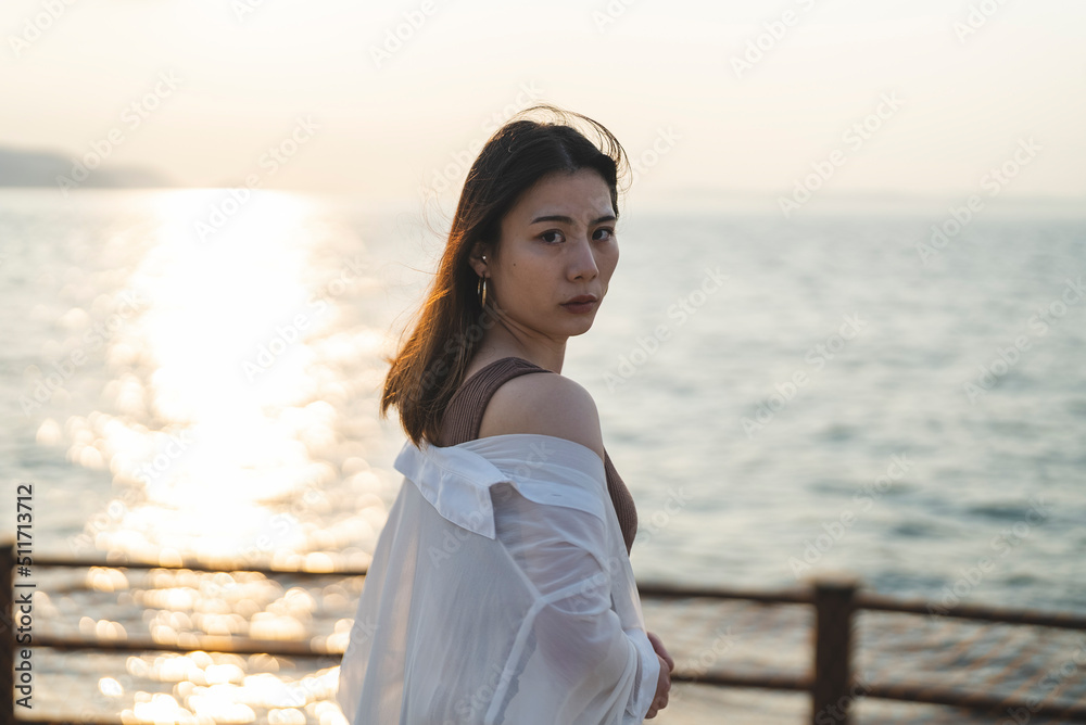 夕暮れの海にいる女性 夕暮れの海にいる女性