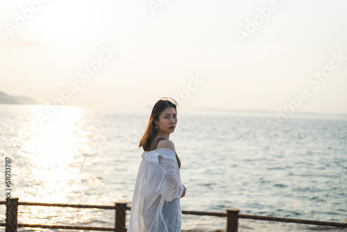 夕暮れの海にいる女性