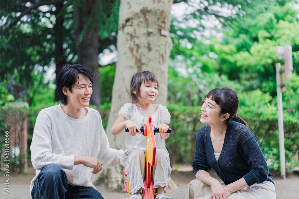 Fototapeta premium 公園で仲良く遊ぶ親子