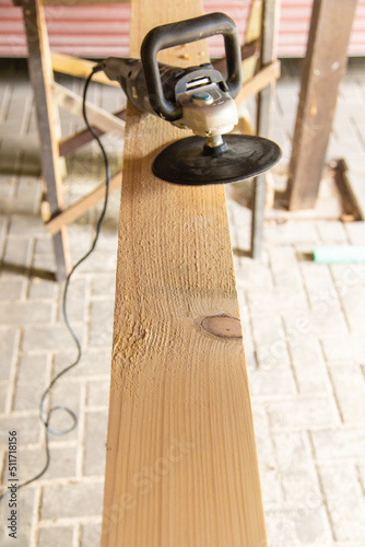 Unbehandeltes Holz mit Schleifmaschine glatt schleifen