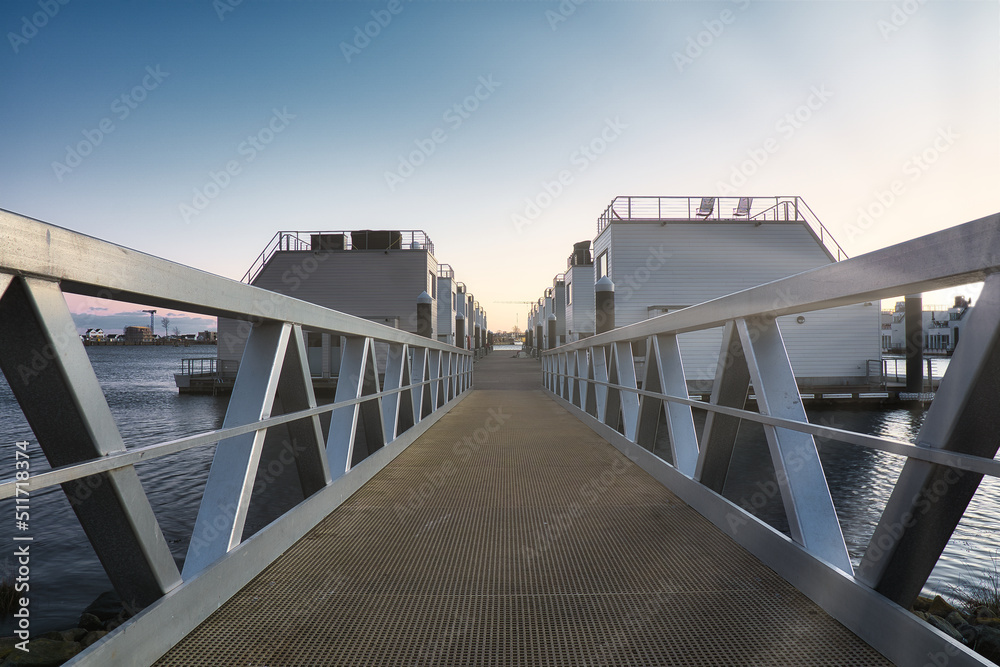 Naklejka premium Brücke zu den Hausbooten