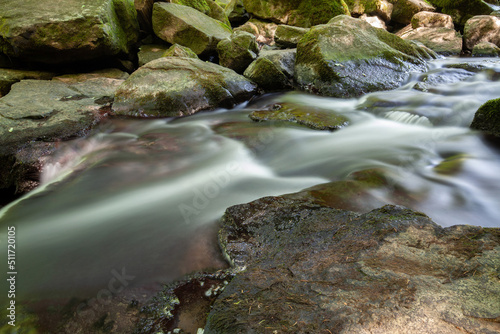 Wasser über Steinen