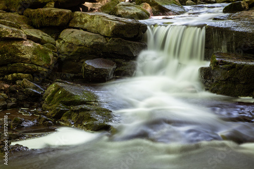 Wasserfall mit Felsen