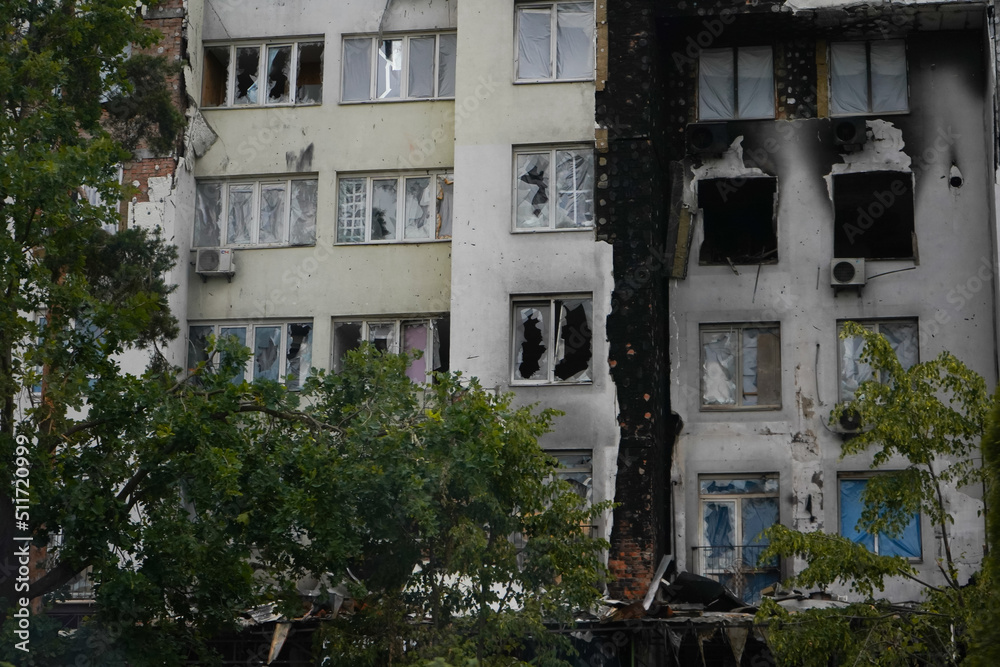 Naklejka premium Irpin, Ukraine. blocks of flats hit by tanks by Russian ground troops.