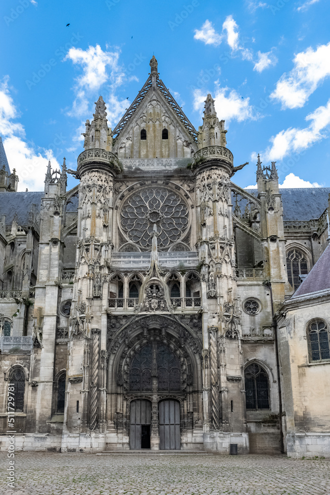 Obraz premium Senlis, medieval city in France, the Notre-Dame cathedral