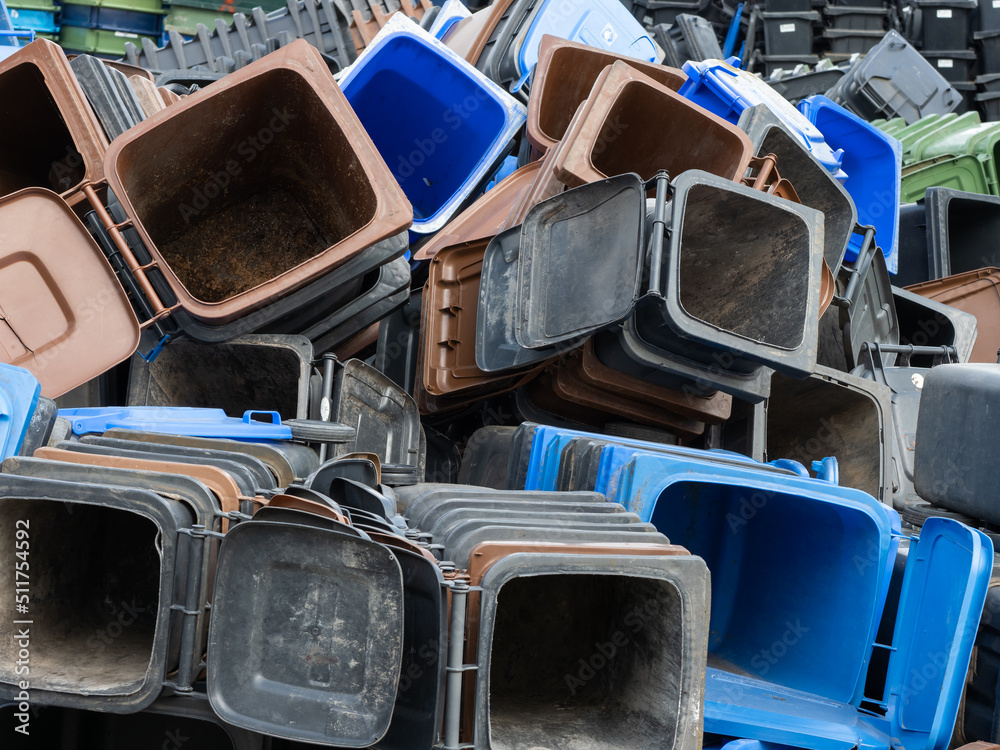 Fototapeta premium Kunststoff gesammelt - ausgediente Mülltonnen - Recycling