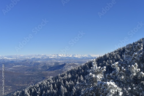 Perspectives triangulaires au Mont Ventoux avec vue sur les Alpes