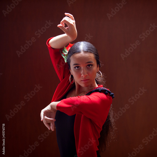Bailarina flamenca con torera roja