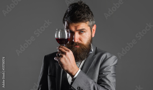 Canvas Print Bearded man in suit with glass of red wine