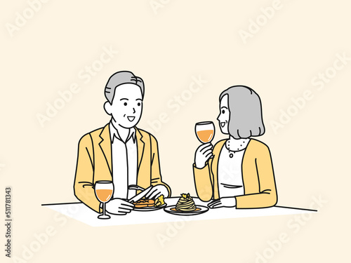外食をする中年の夫婦　ミドル　食事　レストラン　飲食