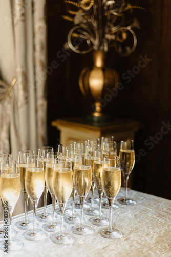 Ensemble de flutes de champagnes pour invités de reception cocktail privé en entreprise ou mariage