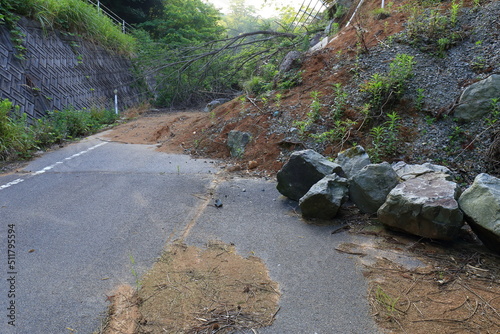 自然災害で起きた土砂崩れのために全面通行止めとなった道路