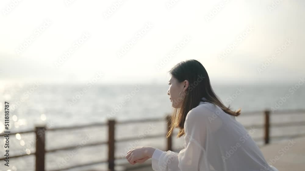 夕暮れの海にいる女性