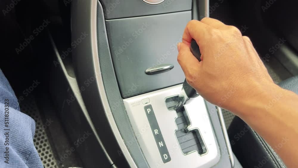 Driving order, holding the handle, changing the gear, stepping on the accelerator Driving order, holding the handle, changing the gear, stepping on the accelerator