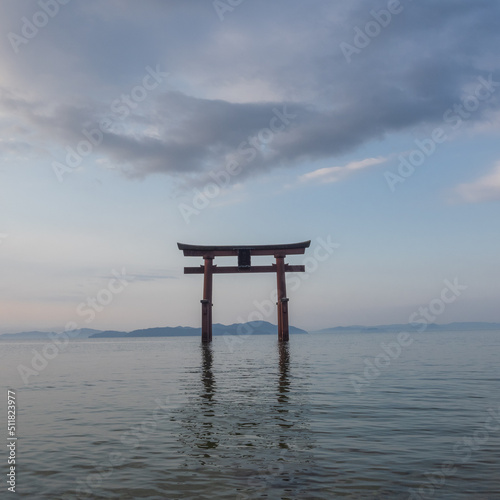 湖に浮かぶ鳥居