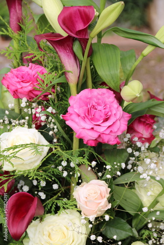 Bunte Blumen nach Beerdigung auf dem Friedhof