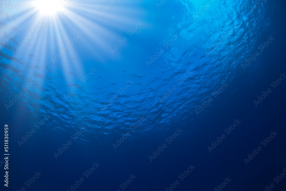 Fototapeta premium Ocean blue background with rays of sun