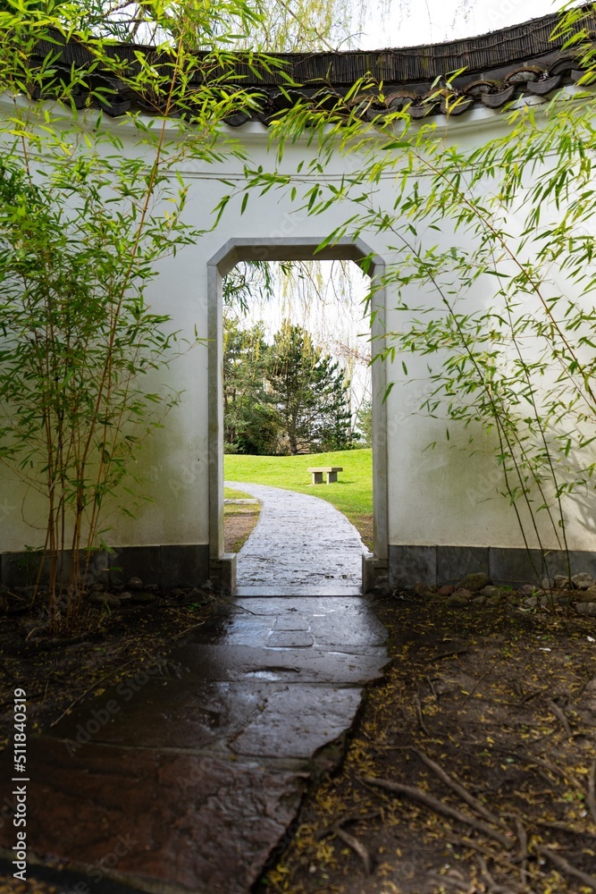 Obraz premium tunnel in the park
