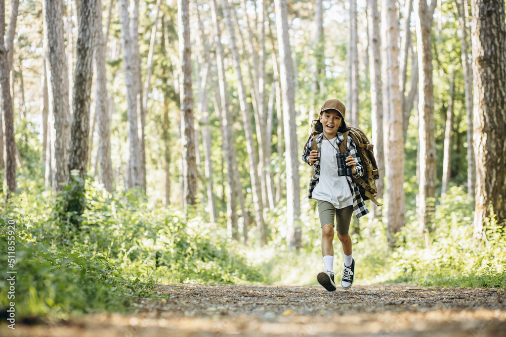 Obraz premium Girl scout running in the woods