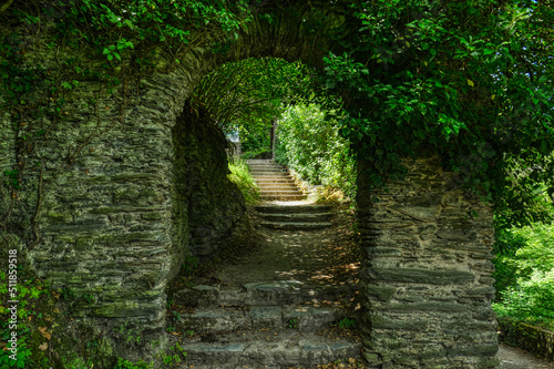 Mittelalterliches Tor und Treppen zu einer Burg in Bacharach