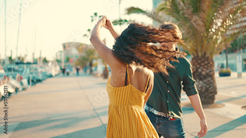 Photo Close-up of young happy man and woman joyful dancing on the embankment on yacht background