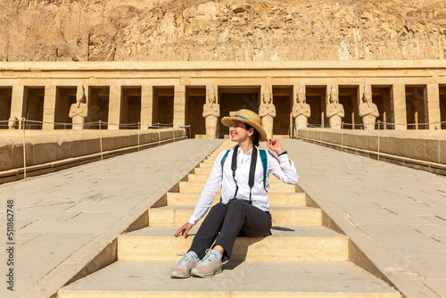 Fotografi Woman at Hatshepsut Temple