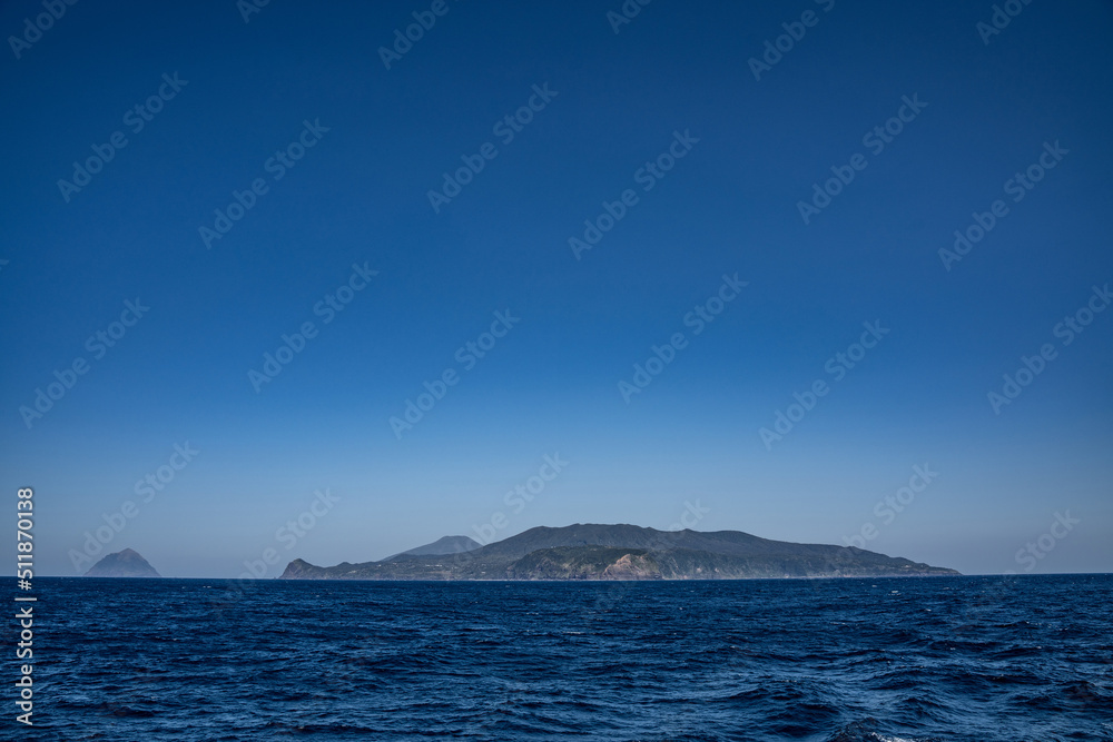 船から見た八丈島と八丈小島 船から見た八丈島と八丈小島