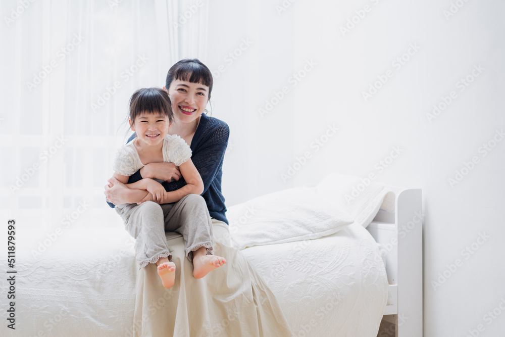 お家で子供と遊ぶお母さん お家で子供と遊ぶお母さん