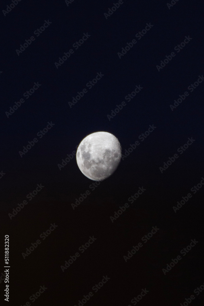 Obraz premium full moon over blue sky