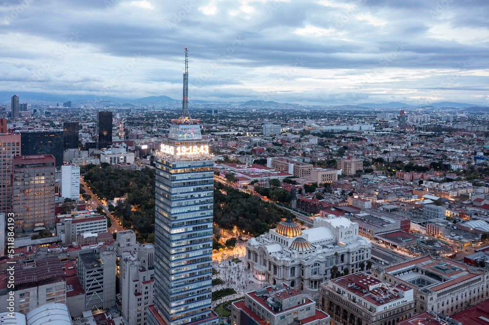 Obraz premium Palacio de Bellas Artes and Latino tower