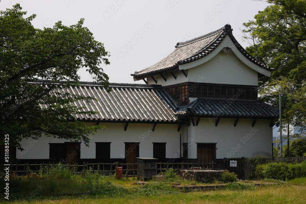 緑に囲まれた福岡城跡。石垣や塀などの歴史的建造物。福岡城は舞鶴公園と大濠公園にある。日本、福岡県