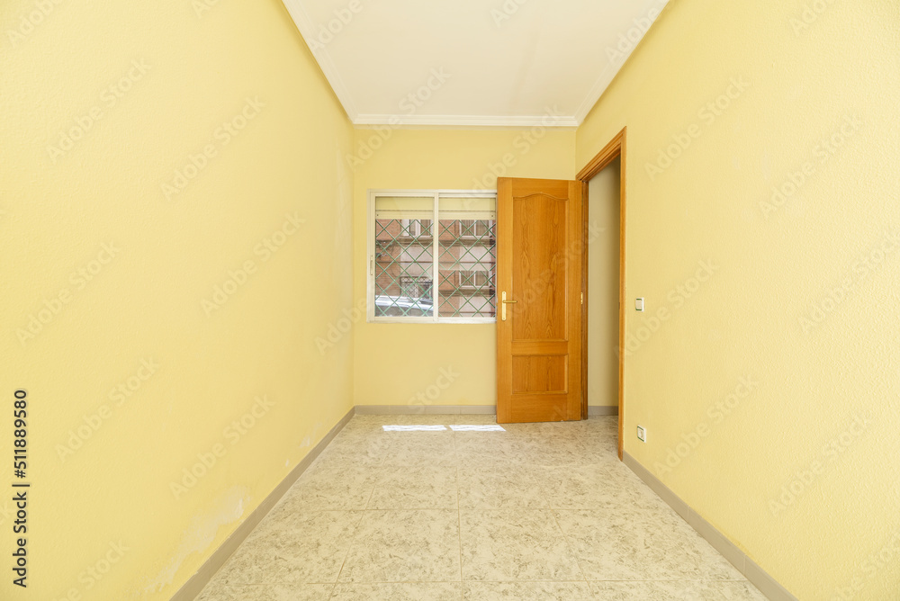 Fototapeta premium Empty room with tiled floor, pine woodwork and yellow painted walls