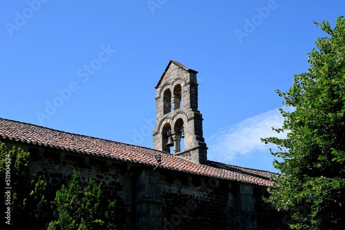Fronton de l’église d'Esteil au bord du chemin de randonnée de la croix d'Auzat dans le puy de dôme par une belle journée de juin