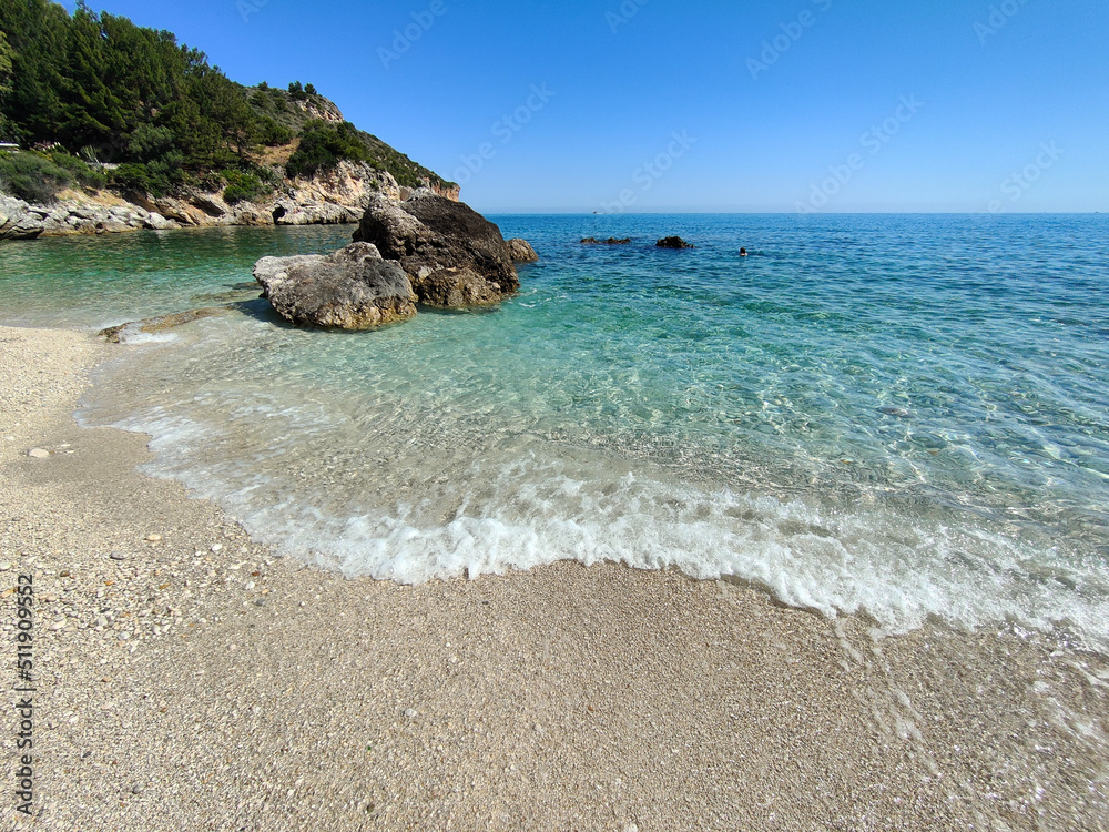 Le acque limpide della spiaggia di Castellammare del Golfo, in Sicilia Le acque limpide della spiaggia di Castellammare del Golfo, in Sicilia