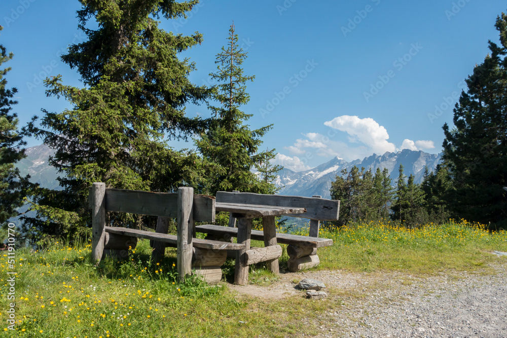 Rastplatz mit herrlichem Ausblick in die Zillertaler Alpen Rastplatz mit herrlichem Ausblick in die Zillertaler Alpen