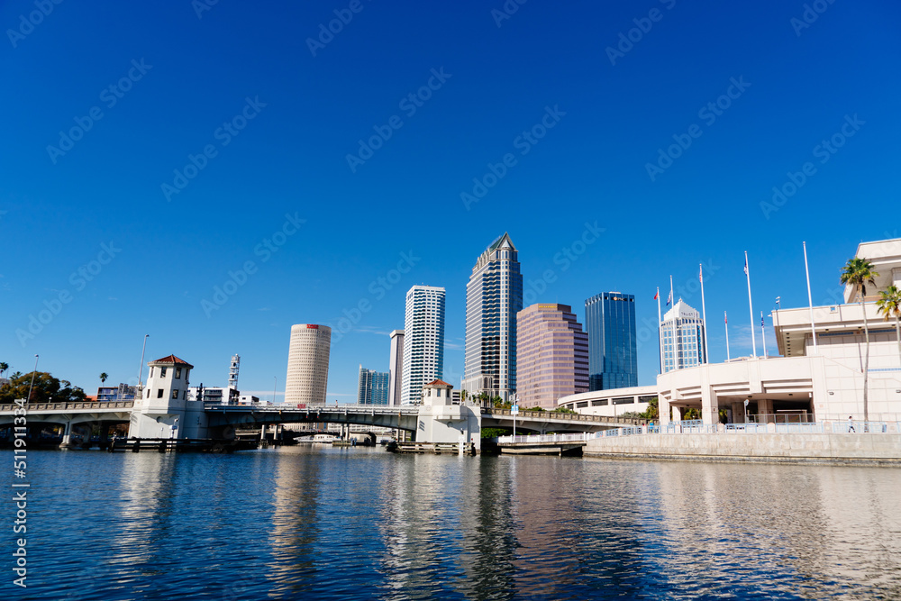 Obraz premium Beautiful Tampa city downtown and Hillsborough river landscape