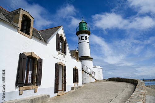 Phare sur une ile de Bretagne en atlantique