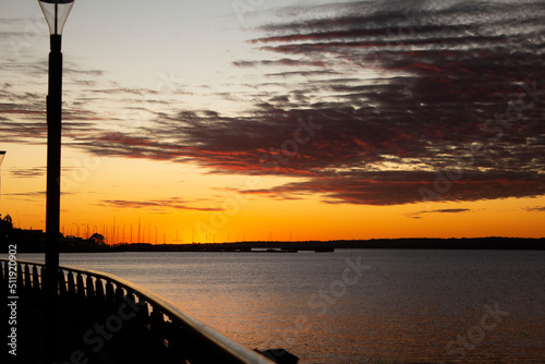 ATARDECER CALIDO JUNTO AL MUELLE CON CONTRALUZ