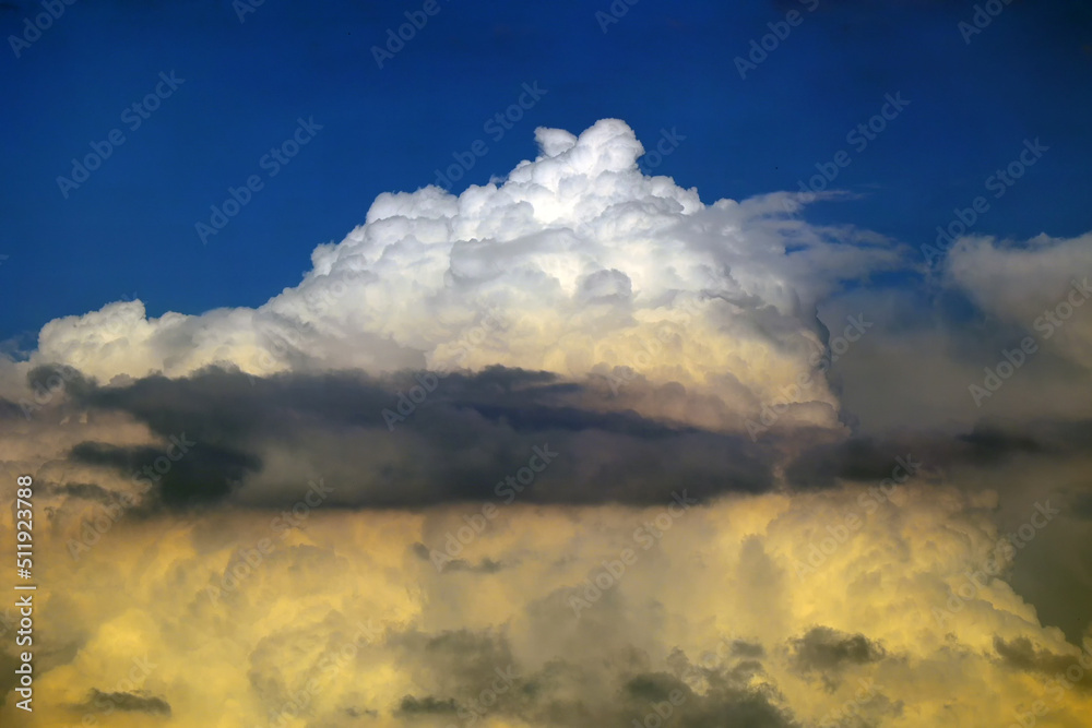 Ciężkie burzowe chmury zbierają się nad polem.  - obrazy, fototapety, plakaty 