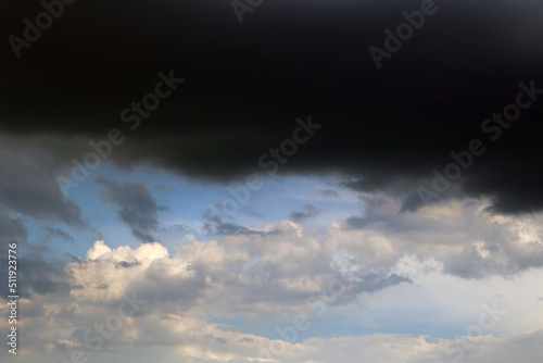 Ciężkie burzowe chmury zbierają się nad polem. 
