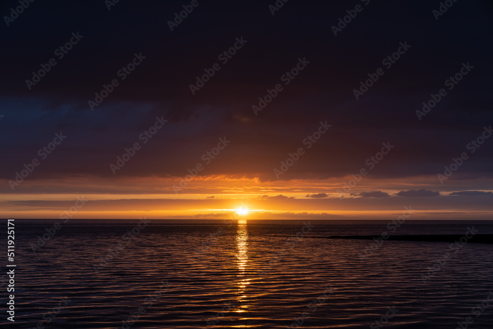 Fototapeta premium Sonnenuntergang am Meer, Nordsee, Ostfriesland, Deutschland