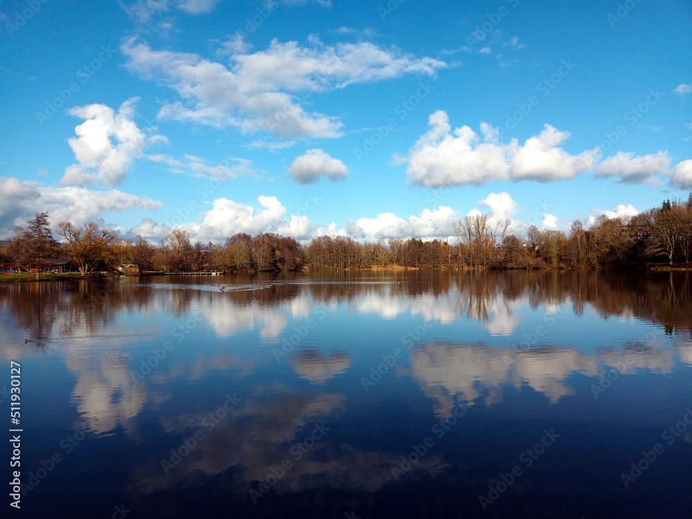 Wolken reflektieren sich im Noswendeler Stausee auf der Traumschleife Himmels Gääs Paad bei Noswendel im Landkreis Merzig-Wadern, Saarland. Wolken reflektieren sich im Noswendeler Stausee auf der Traumschleife Himmels Gääs Paad bei Noswendel im Landkreis Merzig-Wadern, Saarland.