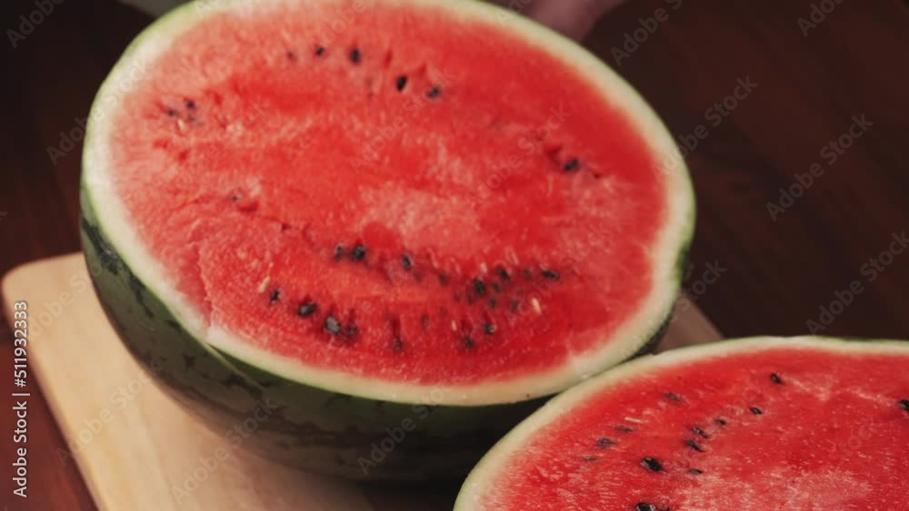 スイカを包丁で食べやすくカットする スイカを包丁で食べやすくカットする