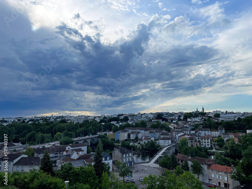 Obraz na płótnie Vue sur la ville en soirée w salonie