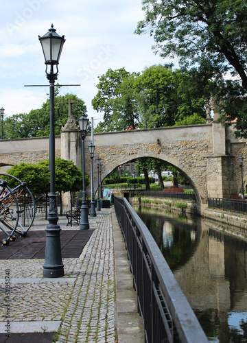 19.06.2022 Kłodzko Polska. Nysa Kłodzka i historyczny most w centrum miasta.