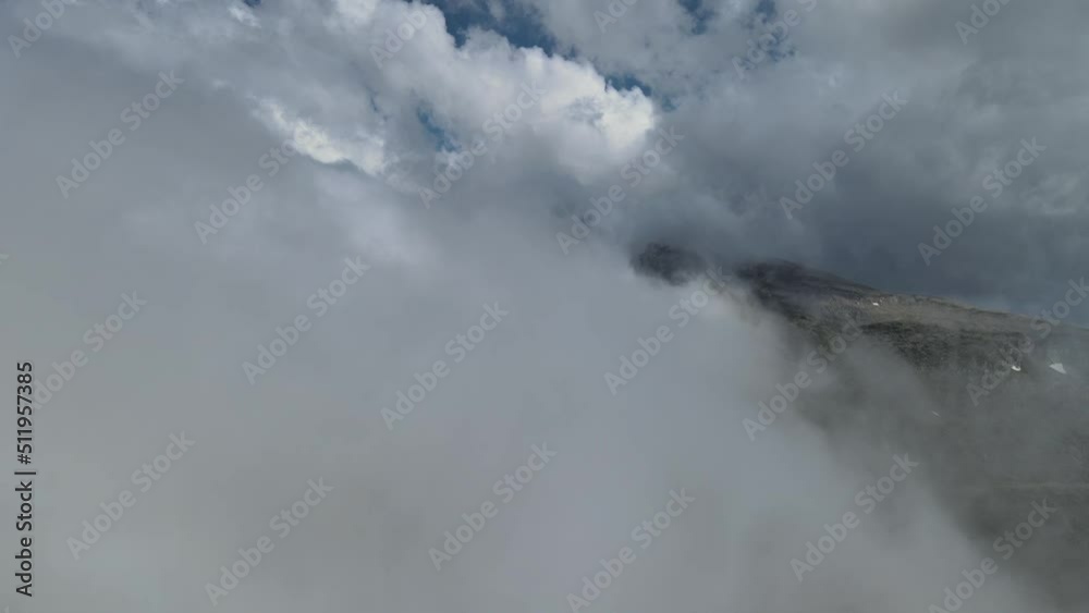 Journey to the top of the monk mountain accompanied by the dance of magnificent clouds Journey to the top of the monk mountain accompanied by the dance of magnificent clouds